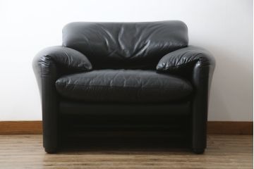 中古　Cassina(カッシーナ)　675　MARALUNGA(マラルンガ)　本革(レザー)　高級感漂う佇まいが魅力の1人掛けソファ(アームチェア、一人掛け、1P)(定価約100万円)(R-075431)