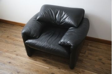 中古　Cassina(カッシーナ)　675　MARALUNGA(マラルンガ)　本革(レザー)　高級感漂う佇まいが魅力の1人掛けソファ(アームチェア、一人掛け、1P)(定価約100万円)(R-075431)