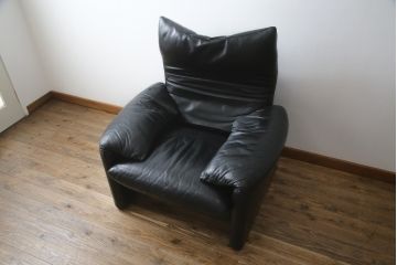 中古　Cassina(カッシーナ)　675　MARALUNGA(マラルンガ)　本革(レザー)　高級感漂う佇まいが魅力の1人掛けソファ(アームチェア、一人掛け、1P)(定価約100万円)(R-075431)