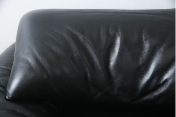 中古　Cassina(カッシーナ)　675　MARALUNGA(マラルンガ)　本革(レザー)　高級感漂う佇まいが魅力の1人掛けソファ(アームチェア、一人掛け、1P)(定価約100万円)(R-075431)