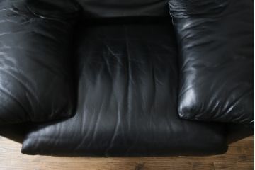 中古　Cassina(カッシーナ)　675　MARALUNGA(マラルンガ)　本革(レザー)　高級感漂う佇まいが魅力の1人掛けソファ(アームチェア、一人掛け、1P)(定価約100万円)(R-075431)