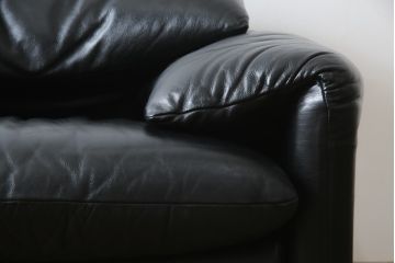 中古　Cassina(カッシーナ)　675　MARALUNGA(マラルンガ)　本革(レザー)　高級感漂う佇まいが魅力の1人掛けソファ(アームチェア、一人掛け、1P)(定価約100万円)(R-075431)
