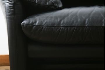中古　Cassina(カッシーナ)　675　MARALUNGA(マラルンガ)　本革(レザー)　高級感漂う佇まいが魅力の1人掛けソファ(アームチェア、一人掛け、1P)(定価約100万円)(R-075431)