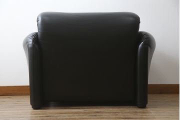 中古　Cassina(カッシーナ)　675　MARALUNGA(マラルンガ)　本革(レザー)　高級感漂う佇まいが魅力の1人掛けソファ(アームチェア、一人掛け、1P)(定価約100万円)(R-075431)