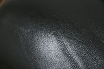 中古　Cassina(カッシーナ)　675　MARALUNGA(マラルンガ)　本革(レザー)　高級感漂う佇まいが魅力の1人掛けソファ(アームチェア、一人掛け、1P)(定価約100万円)(R-075431)