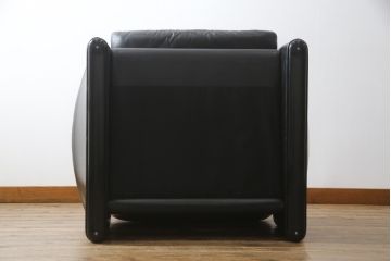中古　Cassina(カッシーナ)　675　MARALUNGA(マラルンガ)　本革(レザー)　高級感漂う佇まいが魅力の1人掛けソファ(アームチェア、一人掛け、1P)(定価約100万円)(R-075431)