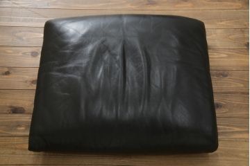 中古　Cassina(カッシーナ)　675　MARALUNGA(マラルンガ)　本革(レザー)　高級感漂う佇まいが魅力の1人掛けソファ(アームチェア、一人掛け、1P)(定価約100万円)(R-075431)