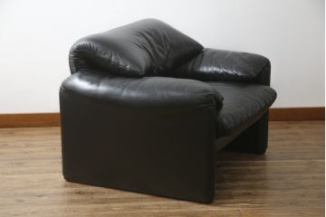 中古　Cassina(カッシーナ)　675　MARALUNGA(マラルンガ)　本革(レザー)　高級感漂う佇まいが魅力の1人掛けソファ(アームチェア、一人掛け、1P)(定価約100万円)(R-075432)