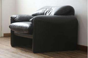 中古　Cassina(カッシーナ)　675　MARALUNGA(マラルンガ)　本革(レザー)　高級感漂う佇まいが魅力の1人掛けソファ(アームチェア、一人掛け、1P)(定価約100万円)(R-075432)