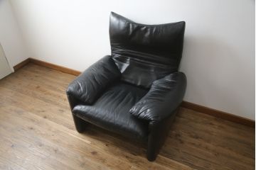 中古　Cassina(カッシーナ)　675　MARALUNGA(マラルンガ)　本革(レザー)　高級感漂う佇まいが魅力の1人掛けソファ(アームチェア、一人掛け、1P)(定価約100万円)(R-075432)