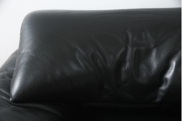 中古　Cassina(カッシーナ)　675　MARALUNGA(マラルンガ)　本革(レザー)　高級感漂う佇まいが魅力の1人掛けソファ(アームチェア、一人掛け、1P)(定価約100万円)(R-075432)