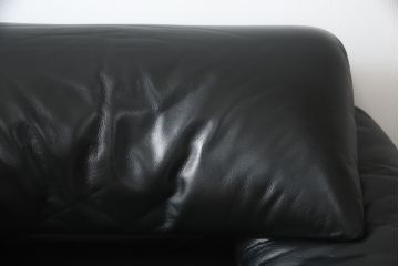中古　Cassina(カッシーナ)　675　MARALUNGA(マラルンガ)　本革(レザー)　高級感漂う佇まいが魅力の1人掛けソファ(アームチェア、一人掛け、1P)(定価約100万円)(R-075432)