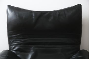 中古　Cassina(カッシーナ)　675　MARALUNGA(マラルンガ)　本革(レザー)　高級感漂う佇まいが魅力の1人掛けソファ(アームチェア、一人掛け、1P)(定価約100万円)(R-075432)