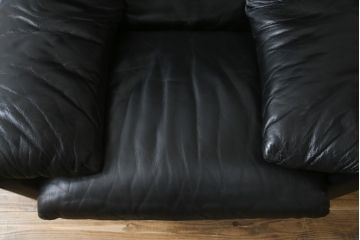 中古　Cassina(カッシーナ)　675　MARALUNGA(マラルンガ)　本革(レザー)　高級感漂う佇まいが魅力の1人掛けソファ(アームチェア、一人掛け、1P)(定価約100万円)(R-075432)