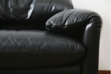 中古　Cassina(カッシーナ)　675　MARALUNGA(マラルンガ)　本革(レザー)　高級感漂う佇まいが魅力の1人掛けソファ(アームチェア、一人掛け、1P)(定価約100万円)(R-075432)