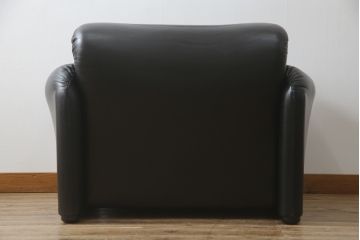 中古　Cassina(カッシーナ)　675　MARALUNGA(マラルンガ)　本革(レザー)　高級感漂う佇まいが魅力の1人掛けソファ(アームチェア、一人掛け、1P)(定価約100万円)(R-075432)