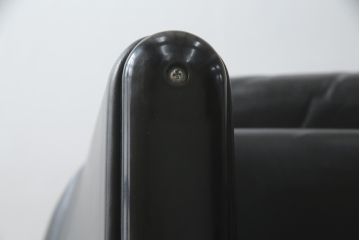 中古　Cassina(カッシーナ)　675　MARALUNGA(マラルンガ)　本革(レザー)　高級感漂う佇まいが魅力の1人掛けソファ(アームチェア、一人掛け、1P)(定価約100万円)(R-075432)