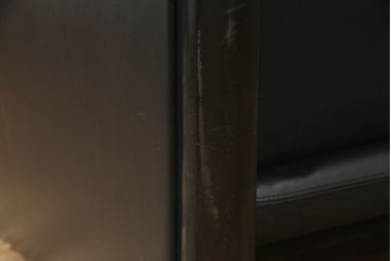 中古　Cassina(カッシーナ)　675　MARALUNGA(マラルンガ)　本革(レザー)　高級感漂う佇まいが魅力の1人掛けソファ(アームチェア、一人掛け、1P)(定価約100万円)(R-075432)