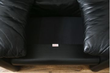 中古　Cassina(カッシーナ)　675　MARALUNGA(マラルンガ)　本革(レザー)　高級感漂う佇まいが魅力の1人掛けソファ(アームチェア、一人掛け、1P)(定価約100万円)(R-075432)