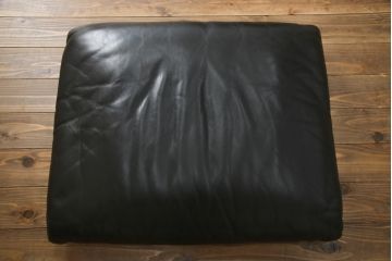 中古　Cassina(カッシーナ)　675　MARALUNGA(マラルンガ)　本革(レザー)　高級感漂う佇まいが魅力の1人掛けソファ(アームチェア、一人掛け、1P)(定価約100万円)(R-075432)