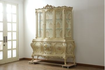 中古　SILIK(シリック)　ロココ調　繊細で気品のある装飾に目を奪われるキャビネット(キュリオケース、飾り棚、収納棚、カップボード、店舗什器)(R-075433)