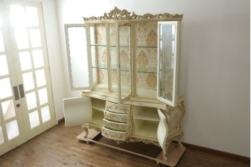 中古　SILIK(シリック)　ロココ調　繊細で気品のある装飾に目を奪われるキャビネット(キュリオケース、飾り棚、収納棚、カップボード、店舗什器)(R-075433)