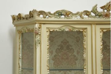中古　SILIK(シリック)　ロココ調　繊細で気品のある装飾に目を奪われるキャビネット(キュリオケース、飾り棚、収納棚、カップボード、店舗什器)(R-075433)