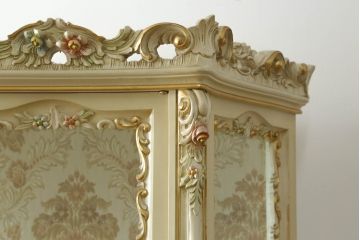 中古　SILIK(シリック)　ロココ調　繊細で気品のある装飾に目を奪われるキャビネット(キュリオケース、飾り棚、収納棚、カップボード、店舗什器)(R-075433)