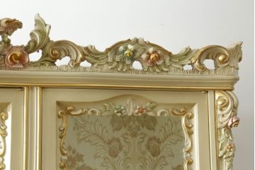 中古　SILIK(シリック)　ロココ調　繊細で気品のある装飾に目を奪われるキャビネット(キュリオケース、飾り棚、収納棚、カップボード、店舗什器)(R-075433)