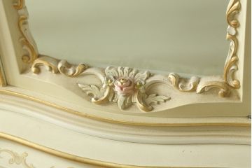 中古　SILIK(シリック)　ロココ調　繊細で気品のある装飾に目を奪われるキャビネット(キュリオケース、飾り棚、収納棚、カップボード、店舗什器)(R-075433)