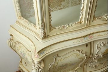 中古　SILIK(シリック)　ロココ調　繊細で気品のある装飾に目を奪われるキャビネット(キュリオケース、飾り棚、収納棚、カップボード、店舗什器)(R-075433)