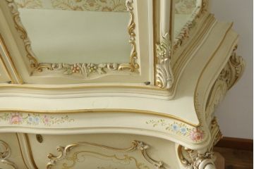 中古　SILIK(シリック)　ロココ調　繊細で気品のある装飾に目を奪われるキャビネット(キュリオケース、飾り棚、収納棚、カップボード、店舗什器)(R-075433)