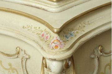 中古　SILIK(シリック)　ロココ調　繊細で気品のある装飾に目を奪われるキャビネット(キュリオケース、飾り棚、収納棚、カップボード、店舗什器)(R-075433)