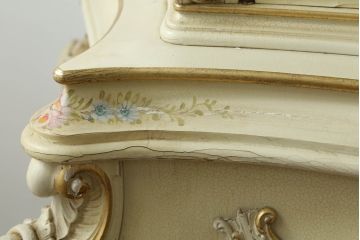 中古　SILIK(シリック)　ロココ調　繊細で気品のある装飾に目を奪われるキャビネット(キュリオケース、飾り棚、収納棚、カップボード、店舗什器)(R-075433)