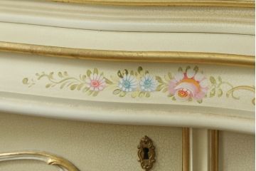 中古　SILIK(シリック)　ロココ調　繊細で気品のある装飾に目を奪われるキャビネット(キュリオケース、飾り棚、収納棚、カップボード、店舗什器)(R-075433)