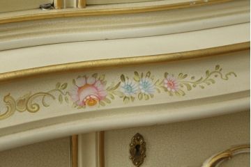 中古　SILIK(シリック)　ロココ調　繊細で気品のある装飾に目を奪われるキャビネット(キュリオケース、飾り棚、収納棚、カップボード、店舗什器)(R-075433)