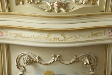 中古　SILIK(シリック)　ロココ調　繊細で気品のある装飾に目を奪われるキャビネット(キュリオケース、飾り棚、収納棚、カップボード、店舗什器)(R-075433)