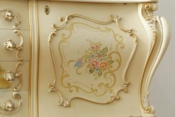 中古　SILIK(シリック)　ロココ調　繊細で気品のある装飾に目を奪われるキャビネット(キュリオケース、飾り棚、収納棚、カップボード、店舗什器)(R-075433)