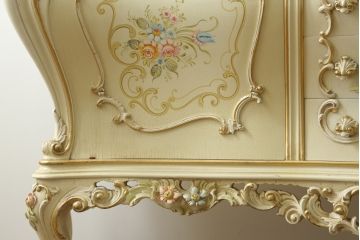 中古　SILIK(シリック)　ロココ調　繊細で気品のある装飾に目を奪われるキャビネット(キュリオケース、飾り棚、収納棚、カップボード、店舗什器)(R-075433)