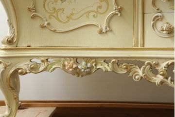 中古　SILIK(シリック)　ロココ調　繊細で気品のある装飾に目を奪われるキャビネット(キュリオケース、飾り棚、収納棚、カップボード、店舗什器)(R-075433)