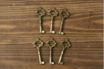 中古　SILIK(シリック)　ロココ調　繊細で気品のある装飾に目を奪われるキャビネット(キュリオケース、飾り棚、収納棚、カップボード、店舗什器)(R-075433)