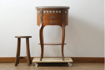 中古　スペイン家具　マリネール(Mariner)　パーケットリー(寄木細工)　すっと伸びた猫脚が上品なサイドテーブル(サイドチェスト、引き出し)(R-075443)