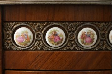 中古　スペイン家具　マリネール(Mariner)　パーケットリー(寄木細工)　すっと伸びた猫脚が上品なサイドテーブル(サイドチェスト、引き出し)(R-075443)