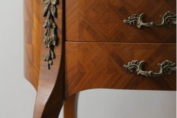 中古　スペイン家具　マリネール(Mariner)　パーケットリー(寄木細工)　すっと伸びた猫脚が上品なサイドテーブル(サイドチェスト、引き出し)(R-075443)