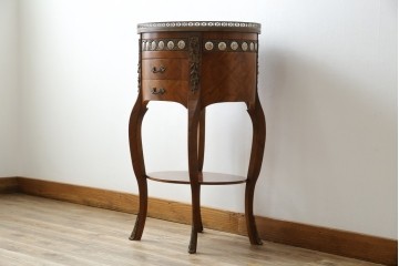 中古　スペイン家具　マリネール(Mariner)　パーケットリー(寄木細工)　すっと伸びた猫脚が上品なサイドテーブル　(R-075443)