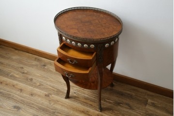 中古　スペイン家具　マリネール(Mariner)　パーケットリー(寄木細工)　すっと伸びた猫脚が上品なサイドテーブル　(R-075443)