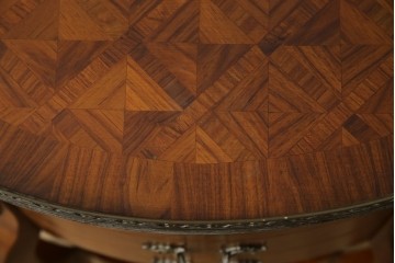 中古　スペイン家具　マリネール(Mariner)　パーケットリー(寄木細工)　すっと伸びた猫脚が上品なサイドテーブル　(R-075443)