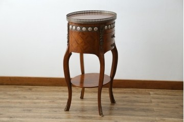 中古　スペイン家具　マリネール(Mariner)　パーケットリー(寄木細工)　すっと伸びた猫脚が上品なサイドテーブル　(R-075443)