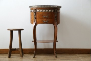 中古　スペイン家具　マリネール(Mariner)　パーケットリー(寄木細工)　すっと伸びた猫脚が上品なサイドテーブル　(R-075443)