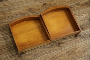 中古　スペイン家具　マリネール(Mariner)　パーケットリー(寄木細工)　すっと伸びた猫脚が上品なサイドテーブル　(R-075443)